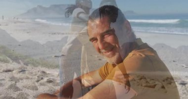 Sahilde oturan adam, okyanusta yürüyen kadın animasyonuyla gülümseyen adam. Tatil, rahatlama, yaz, kıyı şeridi, dijital sanat, dinginlik