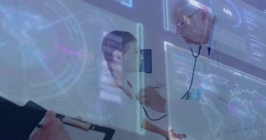 Hastanın ve doktorun fütüristik tıbbi verileri klinikte üst üste koyması. Sağlık, yenilik, teknoloji, tıp, dijital, profesyonel