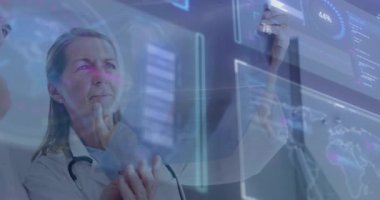 Dijital ekranları veri ve grafiklerle analiz etmek. Animasyon kullanan tıp uzmanları. Teknoloji, sağlık, veri analizi, yenilik