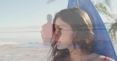 Huzurlu sahil sahnesinde, animasyon kadın ve insanı yoga yaparken gösteriyor. Meditasyon, rahatlama, sükunet, farkındalık, egzersiz, huzur