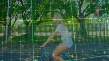 Bisiklete binmek, dijital animasyon örtüsü, dışarıdaki kadın. Bisiklet, teknoloji, kadın fitness, artırılmış gerçeklik, açık hava