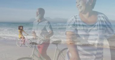 Sahilde bisiklet süren, arka planda okyanus dalgalarıyla gülümseyen bir çift. Bisiklet, eğlence, eğlence, tatil, mutluluk, açık hava