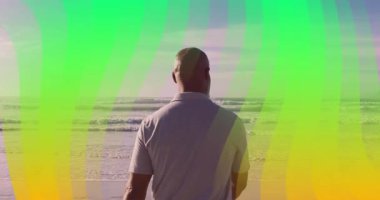 Okyanus dalgalarıyla sahilde duran kişinin üzerine renkli dalga animasyonu. Kıyı, canlı, deniz kenarı, gün batımı, dijital, manzara