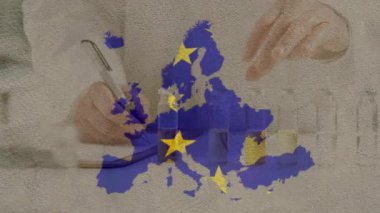 Okulda, Avrupa haritası ve AB bayrağıyla kağıda yazı yazan kişi. Eğitim, coğrafya, Avrupa, öğrenim, uluslararası, öğrenim