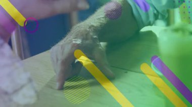 Renkli geometrik şekiller üzerinde el ele tutuşmak, çocuklar okulda animasyon yaratıyor. Yaratıcılık, takım çalışması, işbirliği, eğitim, sanat, tasarım