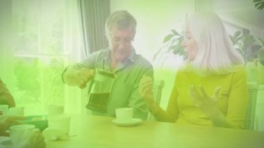 Evde kahve içen yaşlı bir çift ve yeşil kaplama animasyon. Son sınıflar, arkadaşlık, rahat, rahatlatıcı, ev hayatı, sabah rutini.