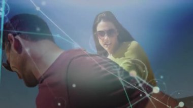 Güneş gözlüklü, kadını taşıyan gülümseyen adam, dijital ağ animasyonu. Teknoloji, bağlantı, çift, mutluluk, sanal, artırılmış gerçeklik