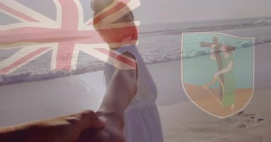 Kumsalda, Montserrat bayrağıyla gülümseyen kadın güneş ışığıyla örtülü. Tatil, seyahat, Karayipler, yaz, turizm, özgürlük