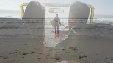 Sahilde yürümek, okyanus kenarında arabada oturan bir çiftin animasyonuyla sörf yapmak. Sörf, dalgalar, tatil, seyahat, sahil