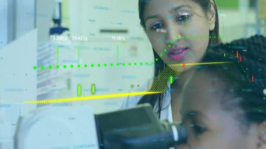 Mikroskop kullanarak, bilim adamı okul laboratuarındaki verileri animasyon örtüsüyle analiz ediyor. Araştırma, analiz, deney, laboratuvar, eğitim, bilim