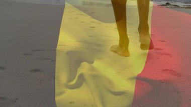 Kumsalda yürüyen, şeffaf bayrak animasyonu yapan biri. Özgürlük, yaz, rahatlama, rahatlama, tatil, vatanseverlik