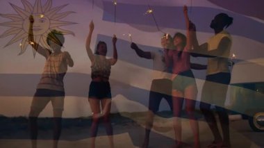 Uruguay bayrak animasyonunda havai fişeklerle kutlama yapan bir grup arkadaş. Kutlama, vatanseverlik, birlik, neşe, ulusal, şenlikli