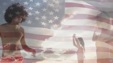 Amerikan bayrağının animasyonu plaj günü gökyüzünde insanlarla birlikte. Vatanseverlik, ulusal, tatil, kutlama, yaz, açık hava