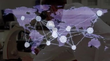 Laboratuvarda, küresel ağ bağlantılarıyla çalışan bilim adamı animasyon görüntülendi. Teknoloji, yenilik, araştırma, dijital, geleceksel, analiz