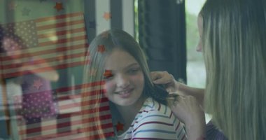 Kadınla birlikte gülümseyen genç kız, Amerikan bayrağı ve yıldızların animasyon örtüsü. Vatanseverlik, kutlama, bağımsızlık, neşe, birliktelik