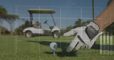 Golf topu ve arka planda golf arabasının üzerinde veri işleme animasyonu. spor, teknoloji, yenilik, görselleştirme, ekipman, eğlence