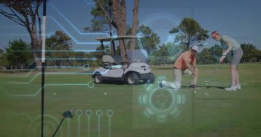 Golfçüler golf arabası ve yeşili çevreleyen dijital arayüz animasyonuyla rotalarında. Golf, teknoloji, artırılmış gerçeklik, spor, yenilik, eğlence