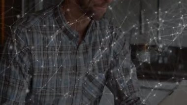 Gözlük takan, ağ bağlantılarıyla çalışan bir adam ekranda canlandırma yapıyor. Teknoloji, yenilik, dijital, bağlantı, iletişim, fütüristik