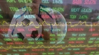 Arka planda dünya olan futbol topunu tutan kişinin borsa veri animasyonu. Finans, teknoloji, yatırım, küresel, spor, ekonomi