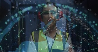 Güvenlik teçhizatı takıyor, dijital ağ animasyonlu fabrikada endüstriyel işçi. Endüstri, teknoloji, imalat, dijital hale getirme, yenilik, mühendislik