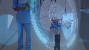 Hastanede, tıp uzmanları koridorda dijital animasyonla etkileşime geçiyorlar. Sağlık, teknoloji, yenilik, tıp, takım çalışması, işbirliği