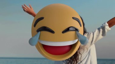 Okulda, dizüstü bilgisayardan çocuk animasyonu izleyip sınıf arkadaşlarıyla öğreniyor. Eğitim, teknoloji, e-öğrenim, sınıf, öğrenciler, ekran zamanı