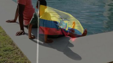 Havuz başında oturan, baba ve çocuk Ekvador bayrağı animasyonu ile örtülü. Aile, yaz, tatil, seyahat, bağlanma, babalık