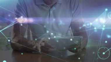 Dijital ağ bağlantıları olan tablet kullanan yaşlı adam animasyonu örtüyor. Teknoloji, kıdemli, bağlantı, yenilik, iletişim, ağ
