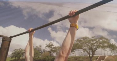 Açık havada barfiks çekiyor, bulutlu gökyüzünün altında siyah kolsuz bir adam. Fitness, egzersiz, güç, egzersiz, atletik, dayanıklılık