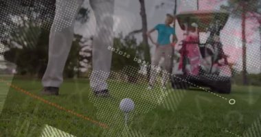 Golf sahasında, animasyon sahnesi dijital veri ve grafiklerle örtüşüyor. teknoloji, yenilik, spor, analiz, artırılmış gerçeklik
