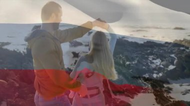 Aile, Rus bayrağı animasyonuyla örtülü bir bebekle sahil yürüyüşünden zevk alıyor. Rahatlama, tatil, ebeveynlik, bağlanma, kıyı, yaz