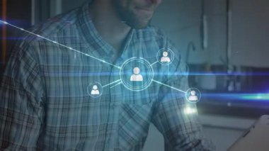 Dijital ağ bağlantılarıyla çalışan, gözlüklü adam animasyon araçları kullanıyor. Teknoloji, ağ oluşturma, yaratıcı, profesyonel, bilgisayar, yazılım
