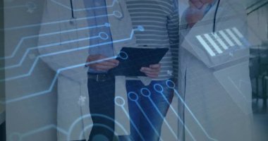 Tabletteki tıbbi verileri, hastanede dijital animasyon kullanan doktorları inceliyorum. Sağlık, analiz, teknoloji, yenilik, ameliyat, tıp