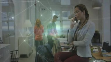 Ofisteki iş kadınının ağ bağlantıları animasyon örtüsü var. communication, technology, networking, innovation, virtual, digital