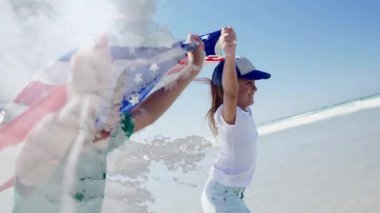 Elinde Amerikan bayrakları, sahilde okyanus dalgaları animasyonu olan insanlar. Vatanseverlik, kutlama, yaz, tatil, özgürlük, birlik