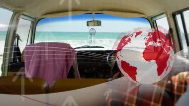 Okyanusa bakan, penceresinde animasyon dünya haritası olan bir minibüs. Seyahat, macera, keşif, seyahat tutkusu, dijital harita, yolculuk