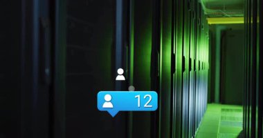 Veri merkezindeki sunucular animasyon kullanıcı sayıları örtüşüyor, görüntüleme teknolojisi. altyapı, dijital, ağ, bilgi, internet, sistem