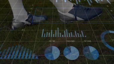 Animasyondaki veri grafikleriyle çimenli alanda futbol topunu tekmelemek. spor, teknoloji, analitik, performans, bilgi