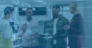 Ofiste, ticari ekip borsa animasyon örtüsüyle finansal verileri analiz ediyor. takım çalışması, finans, analiz, strateji, teknoloji, ticaret
