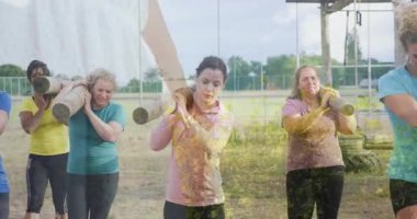 Açık havada odun taşımak, soyut çiçekli kadınlar animasyon yapmak. Ormancılık, takım çalışması, doğa, gerçeküstü, sanatsal, işbirliği