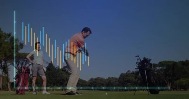 Golf sopası sallayan, yeşil sahada animasyon verileri taşıyan bir golfçü. Spor, teknoloji, atlet, hareket, dijital, analiz