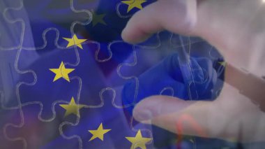 AB bayrağının animasyonu, mavi eldivenli tıbbi uzman çalışıyor. Sağlık, ilaç, Avrupa, muayene, tedavi, koruma