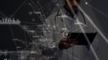 Tablet kullanmak, dijital ağ ve veri işleme animasyonlarını analiz etmek. Sağlık, teknoloji, yenilik, analiz, araştırma, profesyonel