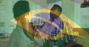 Çocuk oturma odasında Brezilya bayrağı animasyonunda tüylü boa ile oynuyor. kültür, kutlama, bayram, ulusal, kostüm, neşe