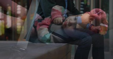 Okulda, renkli giysiler giyen çocuk yetişkinlerin kucağında dinleniyor, animasyon tutuyor. Eğitim, çocukluk, ebeveynlik, bağlanma, yaratıcılık, öğrenme