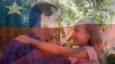 Açık havada bayrak animasyonuyla gülümseyen baba ve çocuk. Aile, vatanseverlik, bağlılık, kutlama, açık hava, mutluluk