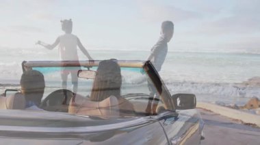 Sahilde üstü açık bir araba, çocuklar oyun oynuyor ve animasyondan zevk alıyor. deniz kenarı, tatil, çocukluk, aile, yaz, boş zaman