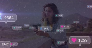 Akıllı telefon kullanan, yüzen sosyal medya bildirimleriyle çevrili bir kadın. Teknoloji, iletişim, dijital, bağlantı, internet, çoklu görev