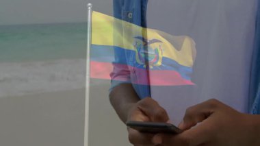 Ekvador bayrağı sallayan, okyanusun kenarında dikilen, animasyon sahnesinde gülümseyen biri. Vatanseverlik, kutlama, karakter, sahil, neşe