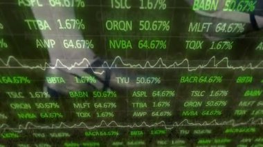 Finansal bilgiler ve grafikler, yeşil arka plandaki borsa verileri örtüşüyor. Maliye, analitik, borsa, ekonomi, yatırım, grafik